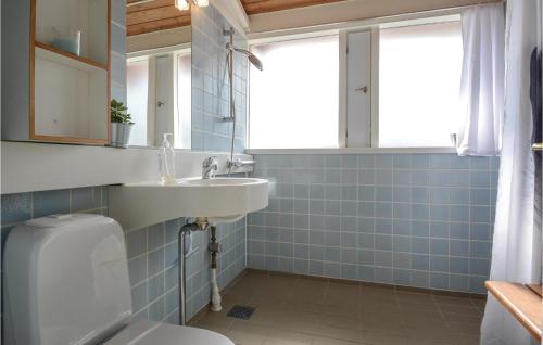 オーベンローにあるBeautiful Home In Aabenraa With 2 Bedrooms And Wifiの青いタイル張りのバスルーム(トイレ、シンク付)