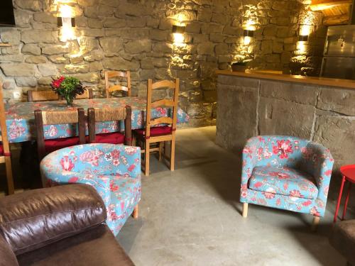 a room with two chairs and a table with a tableablish at Solano de Moran in Murillo de Gállego