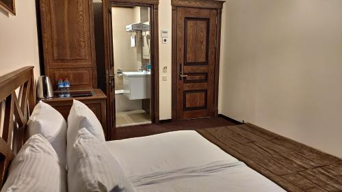 Maajid Hotel & Restaurant tesisinde bir odada yatak veya yataklar