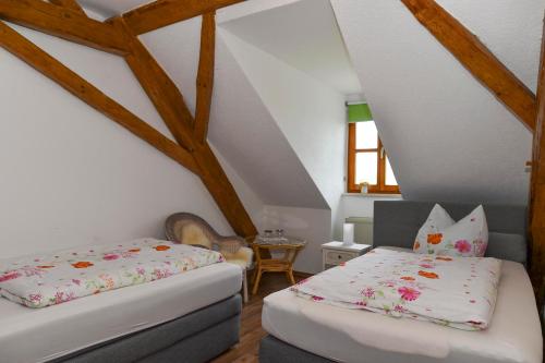 Ένα ή περισσότερα κρεβάτια σε δωμάτιο στο Landhaus Lehhof