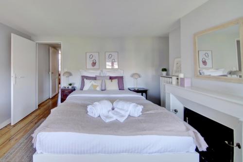 sypialnia z dużym łóżkiem z 2 białymi poduszkami w obiekcie Le Joyau by Cocoonr w mieście Bordeaux