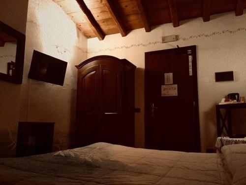 een slaapkamer met een bed en een houten deur bij AGRITURISMO RIPA DEL BOSCO in Capriolo