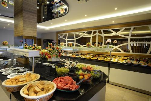 una linea a buffet con molti tipi diversi di cibo di Maris Beach Hotel a Marmaris