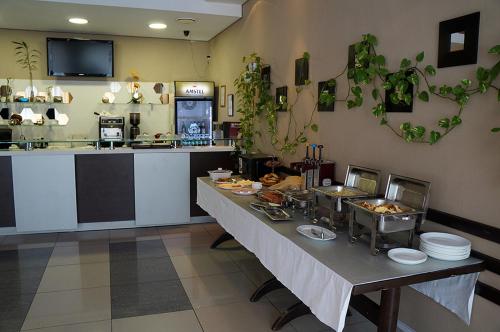 A restaurant or other place to eat at Otel Pervouralsk