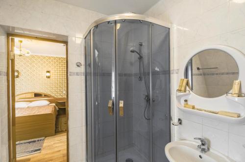 スヴェトロゴルスクにあるZolotaya Bukhtaのバスルーム(シャワー、シンク付)