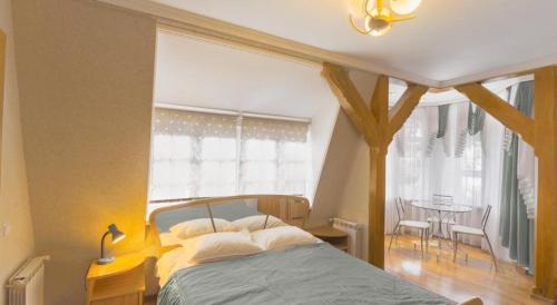 スヴェトロゴルスクにあるZolotaya Bukhtaのベッドルーム1室(ベッド1台、テーブル、椅子付)