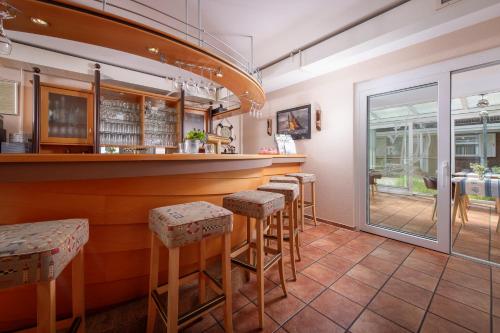 a bar with a row of stools in a restaurant at Ferienzentrum Yachthafen Rechlin in Rechlin
