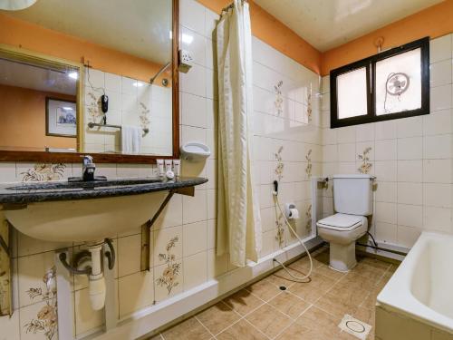 łazienka z toaletą i umywalką w obiekcie OYO 270 Dream Land Hotel w Dubaju