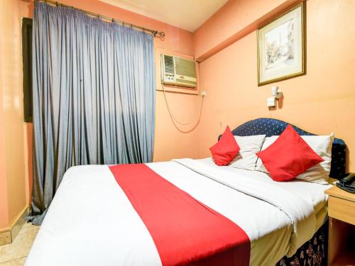Una cama o camas en una habitación de OYO 270 Dream Land Hotel