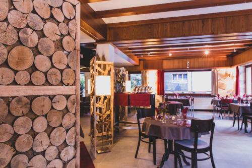 Un restaurante u otro lugar para comer en Pointe de Zinal