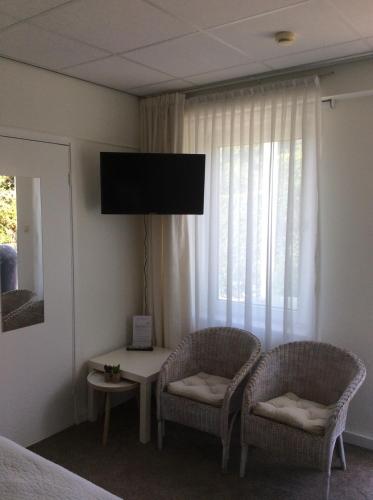 A television and/or entertainment center at Hotel Pension Oranje
