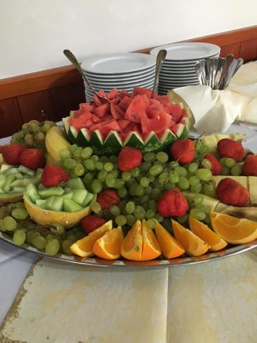 una bandeja de fruta encima de una mesa en Penzión Petrov grunt, en Košúty