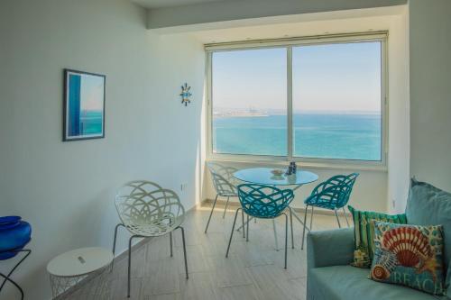 Galeriebild der Unterkunft Luxury Penthouse 1BR-Seafront-Seasonal Pool-Central in Larnaka