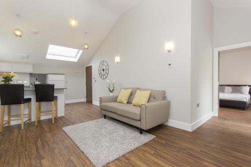 a living room with a couch and a kitchen at Citystay Living - The Dales in Cambridge