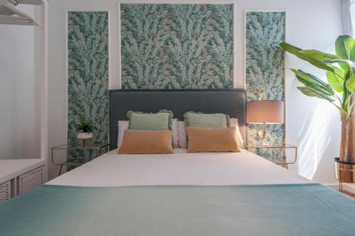 マドリードにあるGran Vía VIのベッドルーム1室(青と緑の壁紙を使用した大型ベッド1台付)