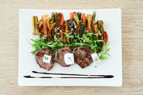 ホテルの敷地内または近くでの食事または食べ物