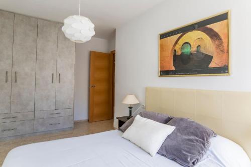 una camera con letto bianco e armadio di Granada Albaicín Aynadamar a Granada