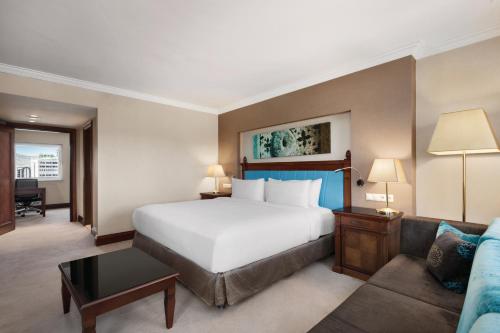 Giường trong phòng chung tại Wyndham Grand Kayseri