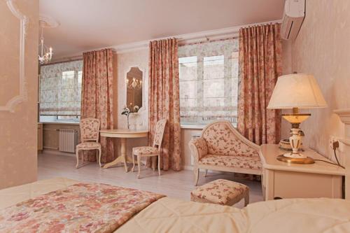 1 dormitorio con 1 cama, mesa y sillas en Apart-hotel Arteparts, en Krasnoyarsk