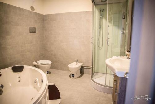 y baño con bañera, aseo y ducha. en Hotel Lonatino en Lonato