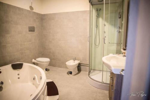 Koupelna v ubytování Hotel Lonatino