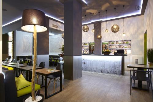 a restaurant with tables and chairs and a bar at City Hotel Thessaloniki in Thessaloniki