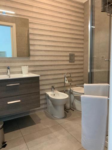 ナポリにあるMyBのバスルーム(洗面台、トイレ、鏡付)