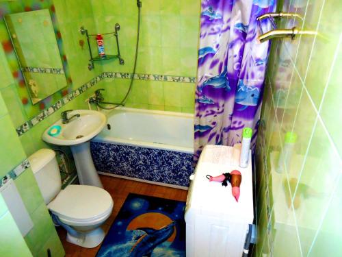 チタにあるApartment TwoPillows Krasnoarmeyskya 14 13flのバスルーム(トイレ、洗面台、バスタブ付)
