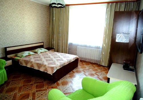 チタにあるApartment TwoPillows Krasnoarmeyskya 14 13flのベッドルーム1室(ベッド1台、ソファ、椅子付)