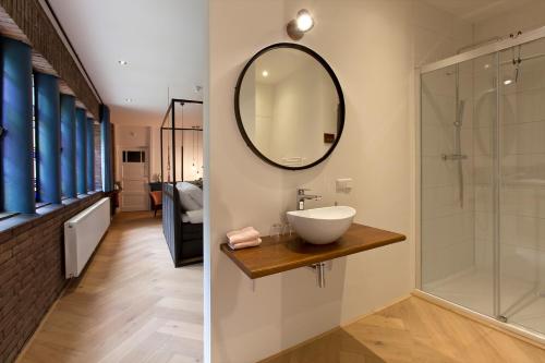多倫韋爾特的住宿－B&B de Kerk，一间带水槽和镜子的浴室