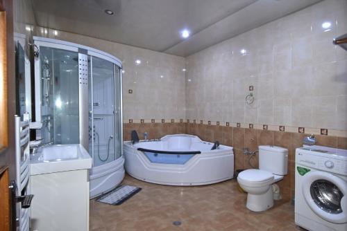 Un baño de Freedom Apartments on Yekmalyan str