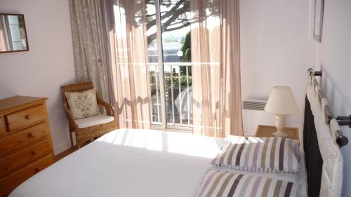 a bedroom with a bed and a window at L'appart' de Jules in Nantes