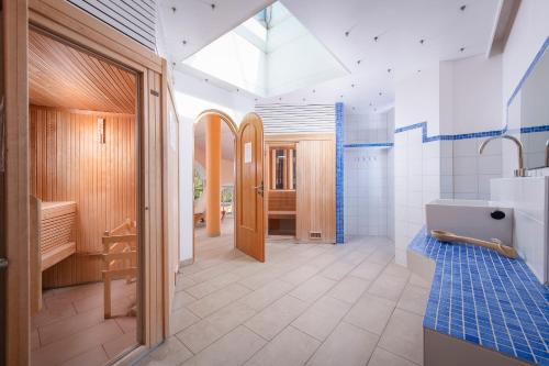 La grande salle de bains est pourvue d'un lavabo et de toilettes. dans l'établissement Résidence les Tourelles, à Sainte-Maxime