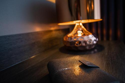 a table with a small lamp on top of a table at Hotel du Nord Alster - auf der Uhlenhorst - SELF CHECK-IN in Hamburg
