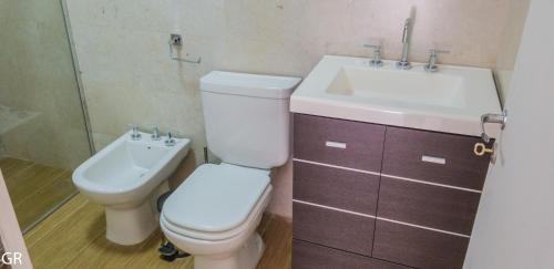La salle de bains est pourvue de toilettes et d'un lavabo. dans l'établissement Las Moras Cabañas Boutique, à Puerto Iguazú