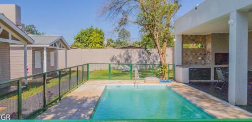 プエルトイグアスにあるCabañas Las Morasの家の裏庭にあるプール