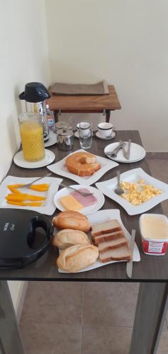 Pilihan sarapan tersedia untuk tetamu di Hostel Sol da Barra
