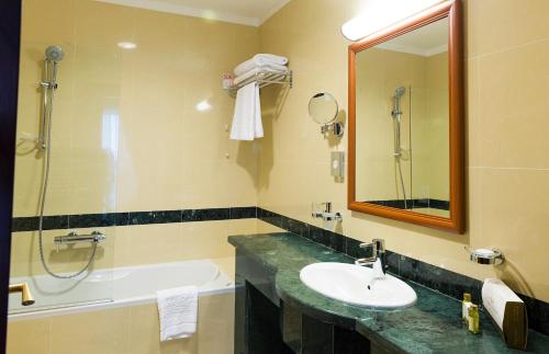 Caspian Riviera Grand Palace Hotel tesisinde bir banyo