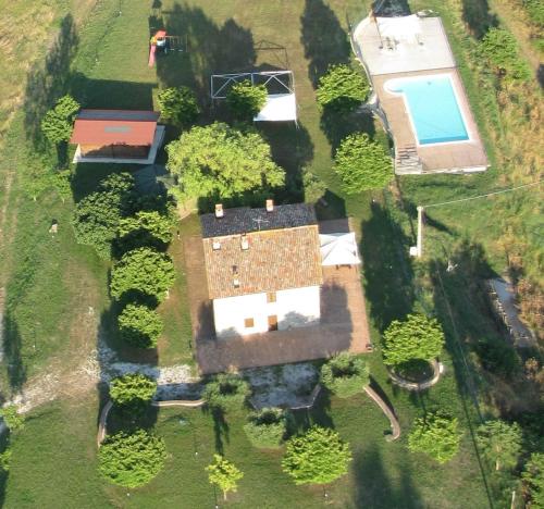 an aerial view of a house with a swimming pool at Villa Sant' Andrea in Gubbio