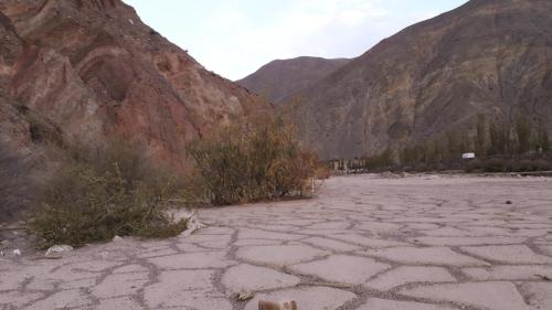 una gran carretera de piedra en medio de una montaña en Wara Wara en Purmamarca