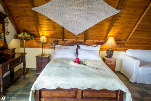 a bedroom with a bed in a room with wooden ceilings at אניצ'ה in Had Nes
