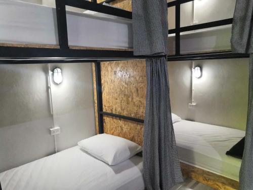 Postel nebo postele na pokoji v ubytování Backpack Hostel Kohyaoyai