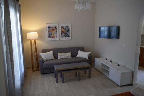 Marini Apartments tesisinde bir oturma alanı