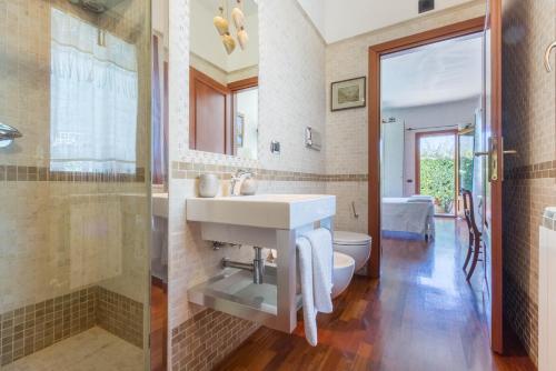2 Bilder eines Badezimmers mit Waschbecken und Dusche in der Unterkunft Stella in Quartu SantʼElena