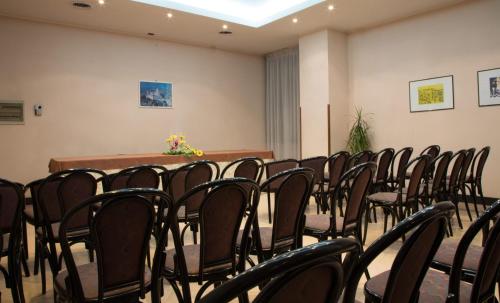 Οι επιχειρηματικές εγκαταστάσεις ή/και οι αίθουσες συνεδριάσεων στο Hotel Serenella