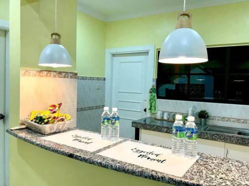 - une cuisine avec des bouteilles d'eau sur un comptoir dans l'établissement Melaka AFamosa Pool Villa 5 Bedroom Moments Villa Lot 1319 Homestay, à Kampong Pulau Sebang