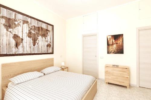 ローマにあるRoma flatのベッドルーム1室(ベッド1台付)、壁に地図が備わります。