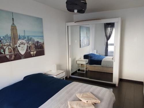 une chambre avec un lit et un miroir dans l'établissement Charmant 3P proche centre ville, à Strasbourg