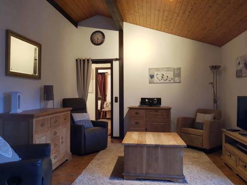 ein Wohnzimmer mit Möbeln und einer Uhr an der Wand in der Unterkunft Haus Ani Winterberg in Winterberg