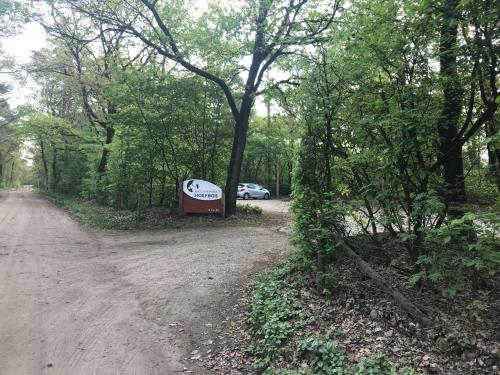 a sign in the middle of a dirt road at Natuurpark Hoefbos Boshuisje Veluwe in Otterlo